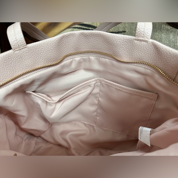 Soft pink shoulder purse with goldtone accents - Picture 2 of 11